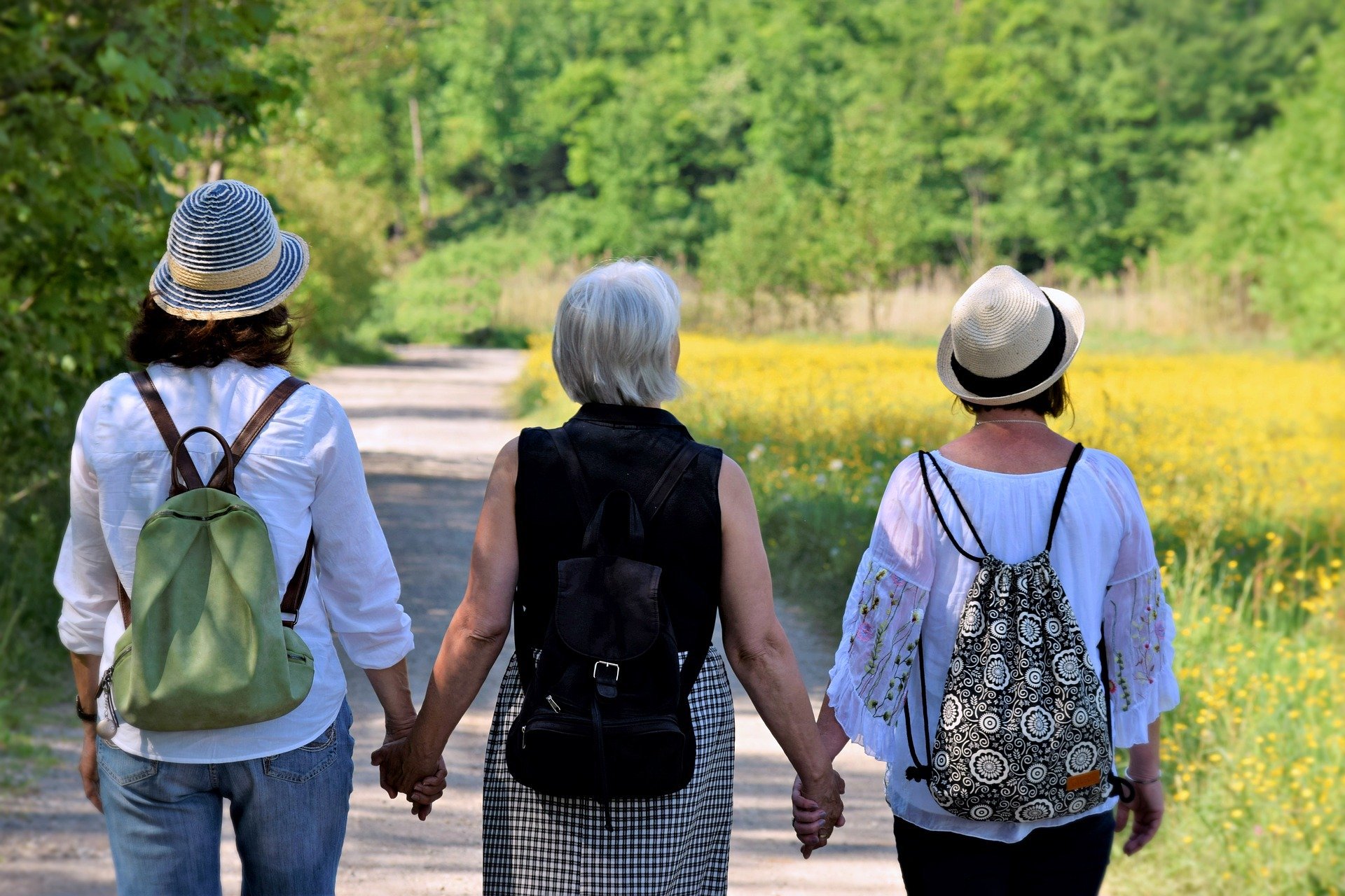 4 esencias florales que te ayudarán en la menopausia